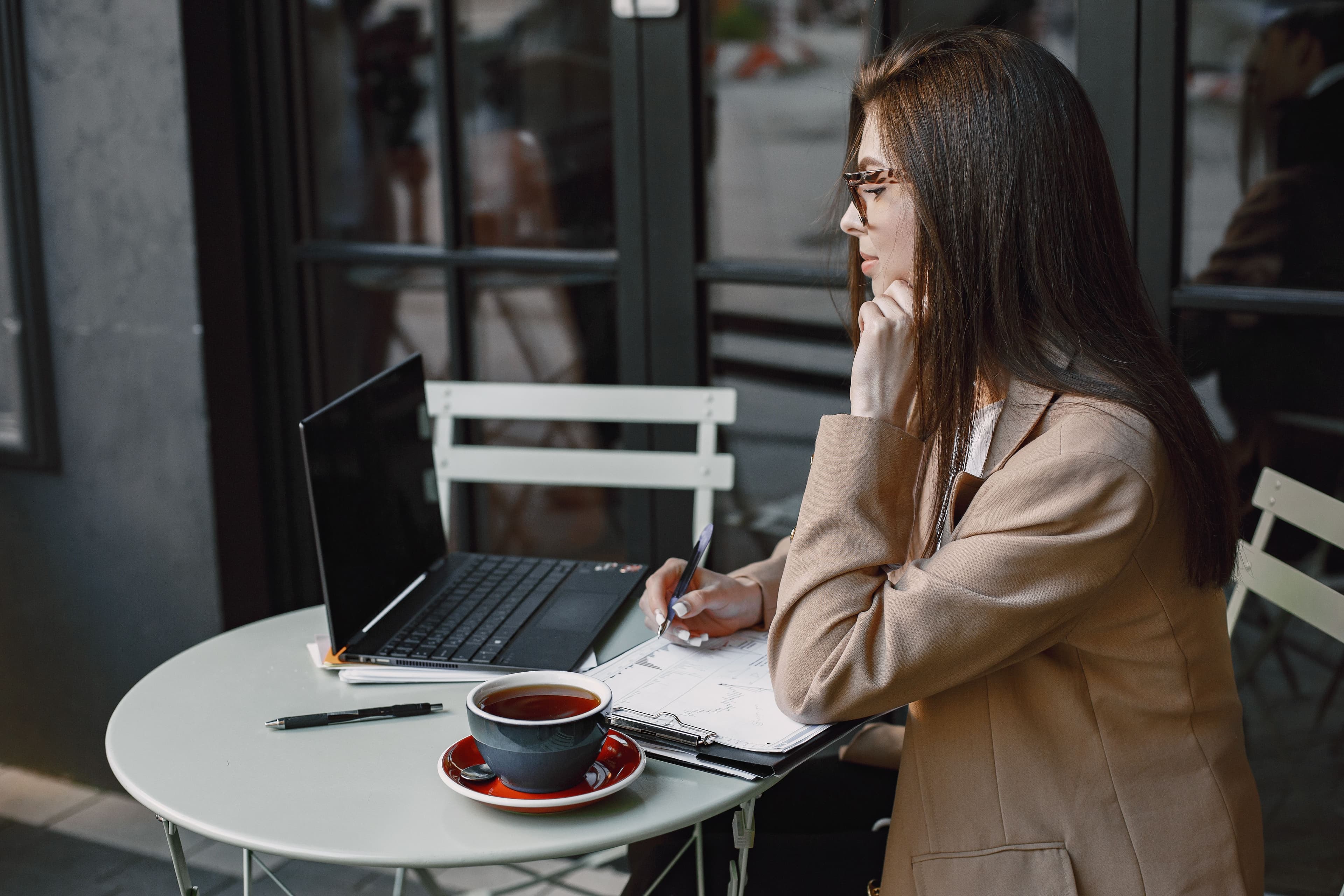 Business professional thinking at a cafΓ©